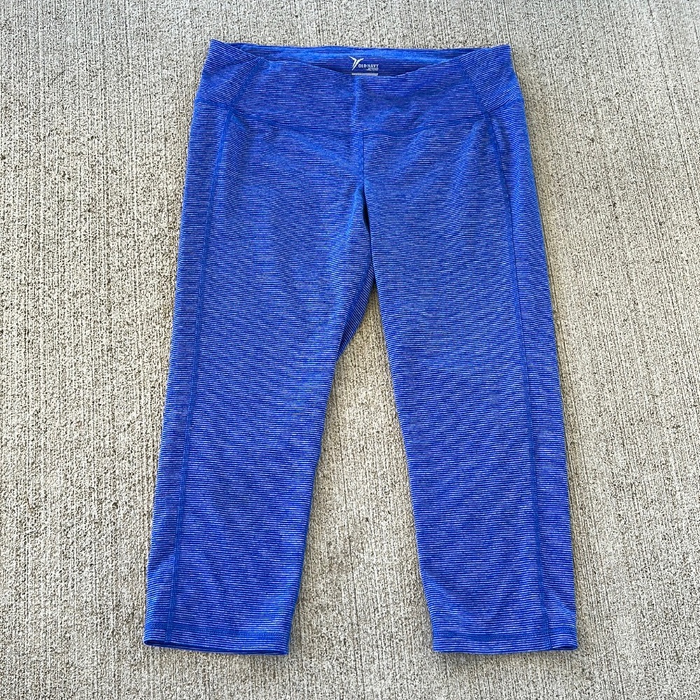 Gently used blue capri Old Navy leggings size L